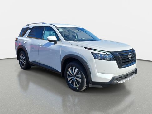 New 2025 Nissan Pathfinder SL image 3
