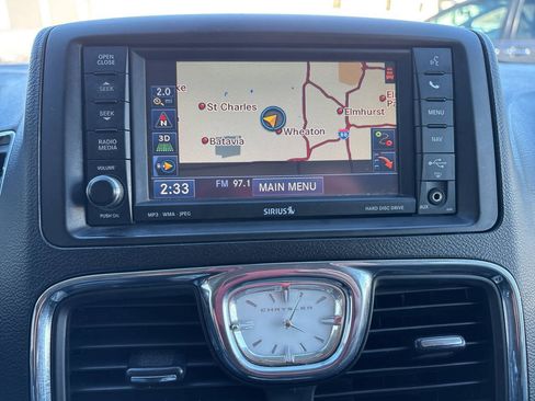 Used 2013 Chrysler Town & Country Touring-L w/ Entertainment Group #2 FWD image 17