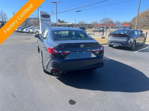 Used 2025 Toyota Camry SE image 3
