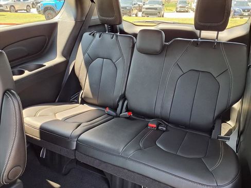 New 2026 Chrysler Pacifica Select image 13