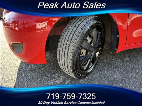 Used 2010 Toyota Yaris 4-Door Hatchback image 9