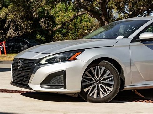 Used 2023 Nissan Altima 2.5 SV image 3