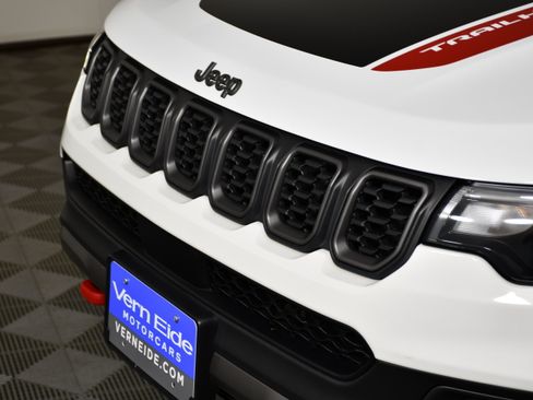 Used 2024 Jeep Compass Trailhawk w/ Trailhawk Convenience Group AWD/4WD image 11