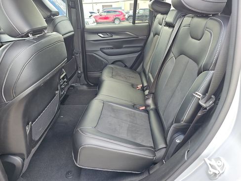 Used 2024 Jeep Grand Cherokee Altitude image 13