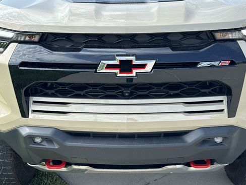 Used 2024 Chevrolet Colorado ZR2 w/ Technology Package AWD/4WD image 9