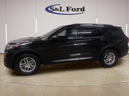 Certified 2025 Ford Explorer Active image 2