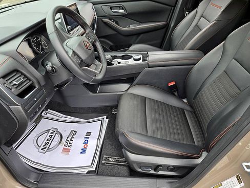 Certified 2025 Nissan Rogue SV image 9