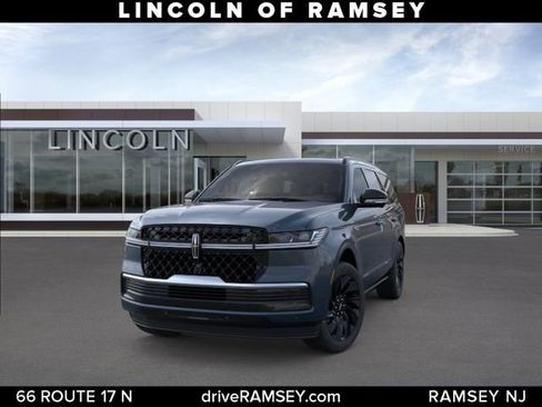 New 2025 Lincoln Navigator Reserve w/ Jet Appearance Package AWD/4WD image 2