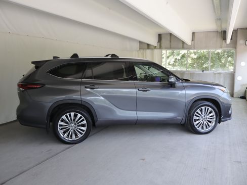 Used 2024 Toyota Highlander Platinum AWD/4WD image 6
