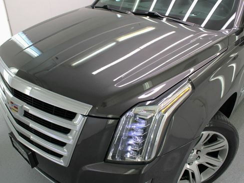 Used 2018 Cadillac Escalade Premium Luxury RWD image 17