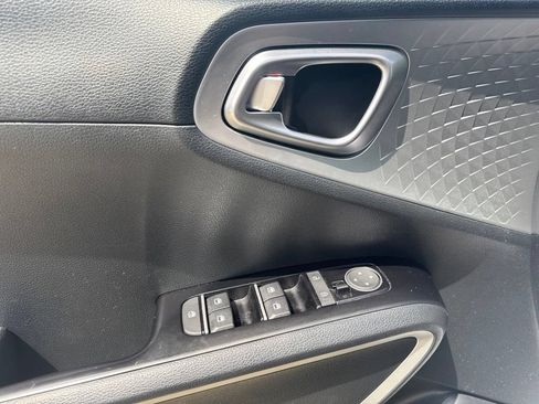 Used 2023 Kia Soul LX FWD image 13