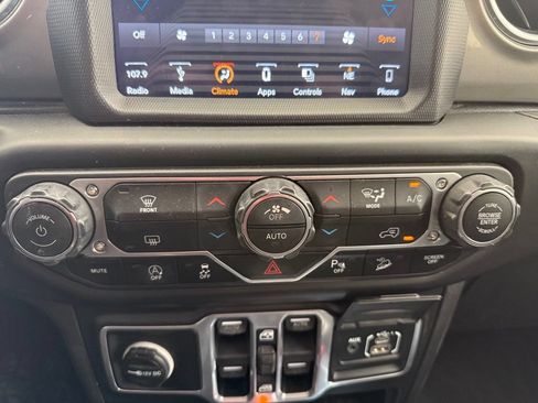 Used 2018 Jeep Wrangler Unlimited Sahara AWD/4WD image 18