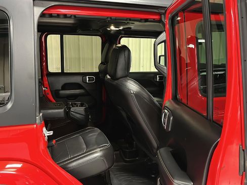 Used 2019 Jeep Wrangler Unlimited Sahara image 13