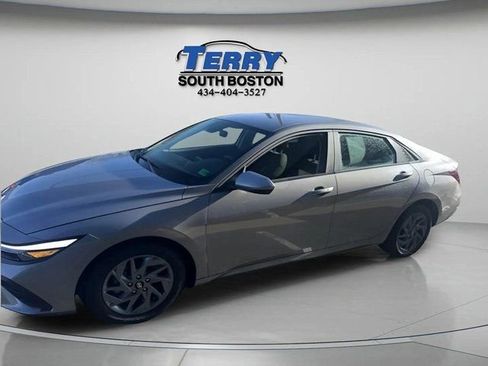 Used 2024 Hyundai Elantra SEL image 3