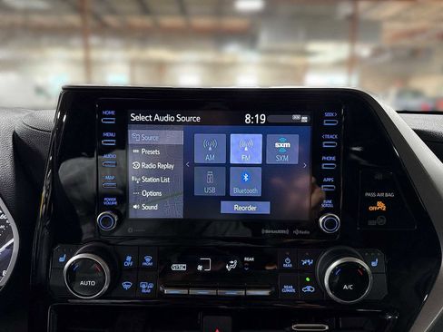Used 2022 Toyota Highlander XLE AWD/4WD image 22