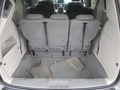 Used 2010 Chrysler Town & Country LX w/ PWR Convenience Group FWD image 11