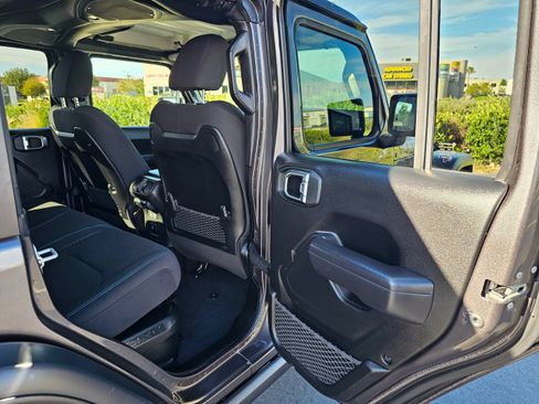 Used 2025 Jeep Wrangler Unlimited Rubicon 4xe w/ Convenience Group AWD/4WD image 28