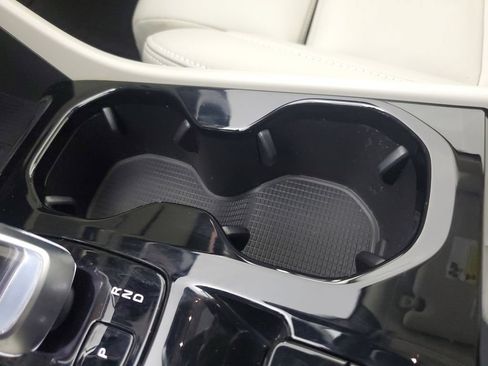 Certified 2026 Volvo XC40 B5 Plus AWD/4WD image 33