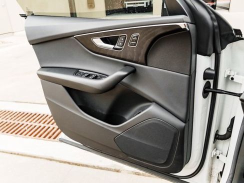 Used 2023 Audi Q8 Premium image 20