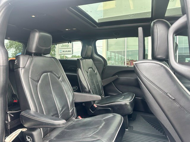 Used 2019 Chrysler Pacifica Limited w/ S Appearance Package FWD image 13