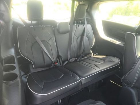 Used 2024 Chrysler Pacifica Limited FWD image 23