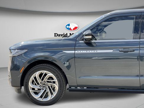 New 2025 Lincoln Navigator Reserve image 10