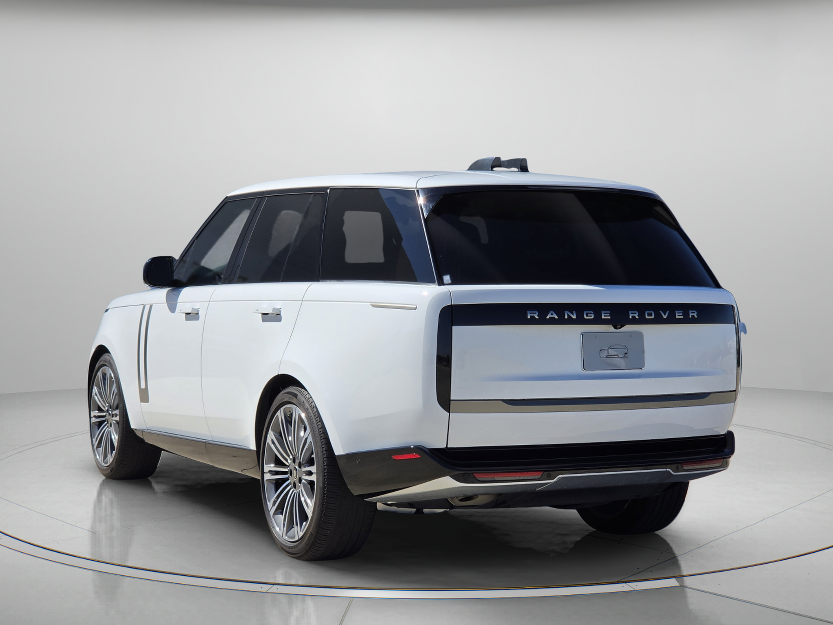 Certified 2025 Land Rover Range Rover SE AWD/4WD image 3
