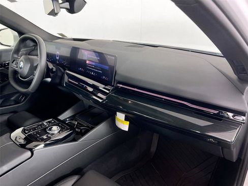 Used 2026 BMW 530i xDrive AWD/4WD image 28
