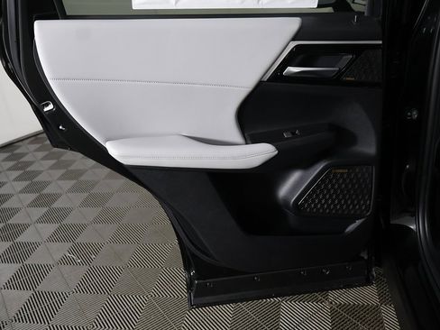 New 2025 Mitsubishi Outlander SE image 28