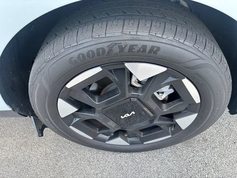 Used 2025 Kia Carnival EX FWD image 7