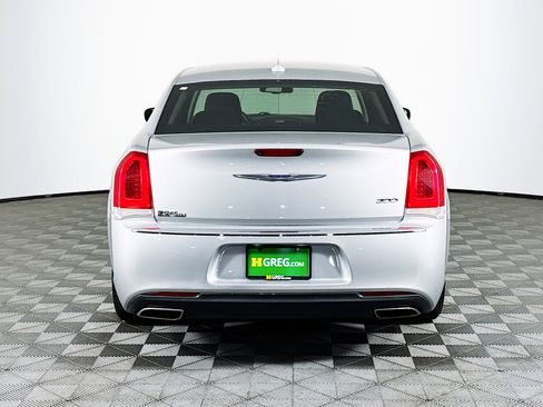 Used 2020 Chrysler 300 Touring image 8