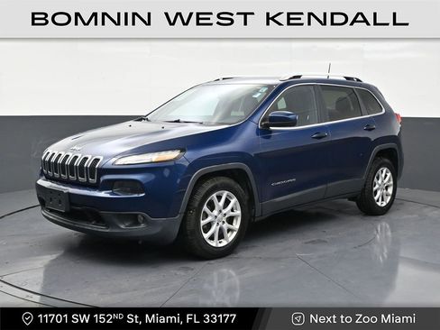 Used 2018 Jeep Cherokee Latitude Plus w/ Cold Weather Group FWD image 1