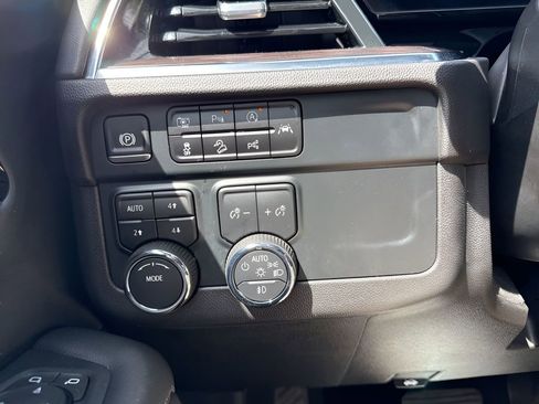 Used 2025 Chevrolet Suburban Z71 AWD/4WD image 26