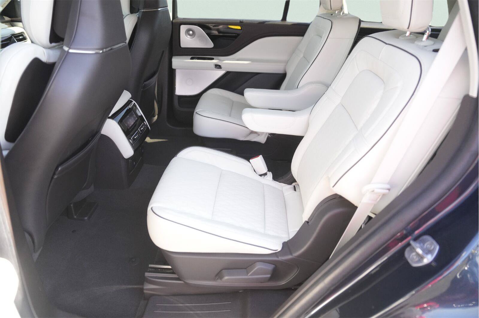 Used 2024 Lincoln Aviator Black Label AWD/4WD image 13