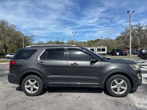 Used 2017 Ford Explorer XLT image 6