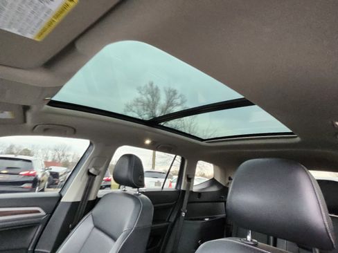 Used 2021 Volkswagen Atlas SE w/ Panoramic Sunroof Package image 2