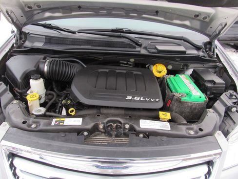 Used 2016 Chrysler Town & Country Touring w/ Driver Convenience Group image 16