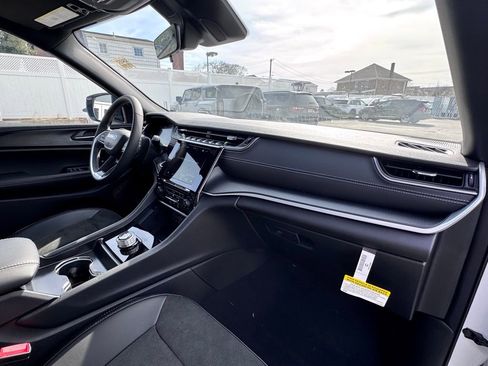 Used 2025 Jeep Grand Cherokee L Altitude image 18