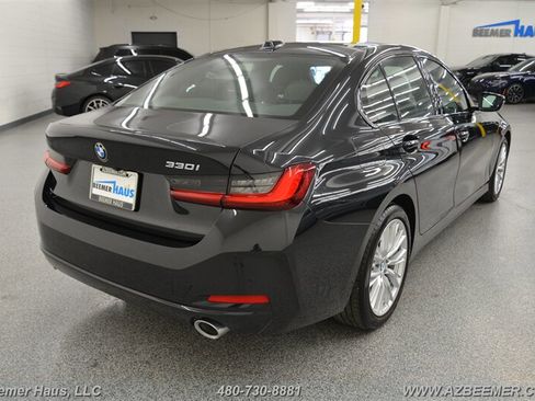 Used 2023 BMW 330i Sedan w/ Premium Package image 9