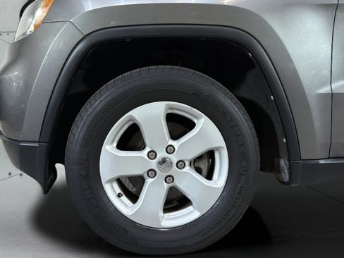 Used 2011 Jeep Grand Cherokee Laredo AWD/4WD image 36