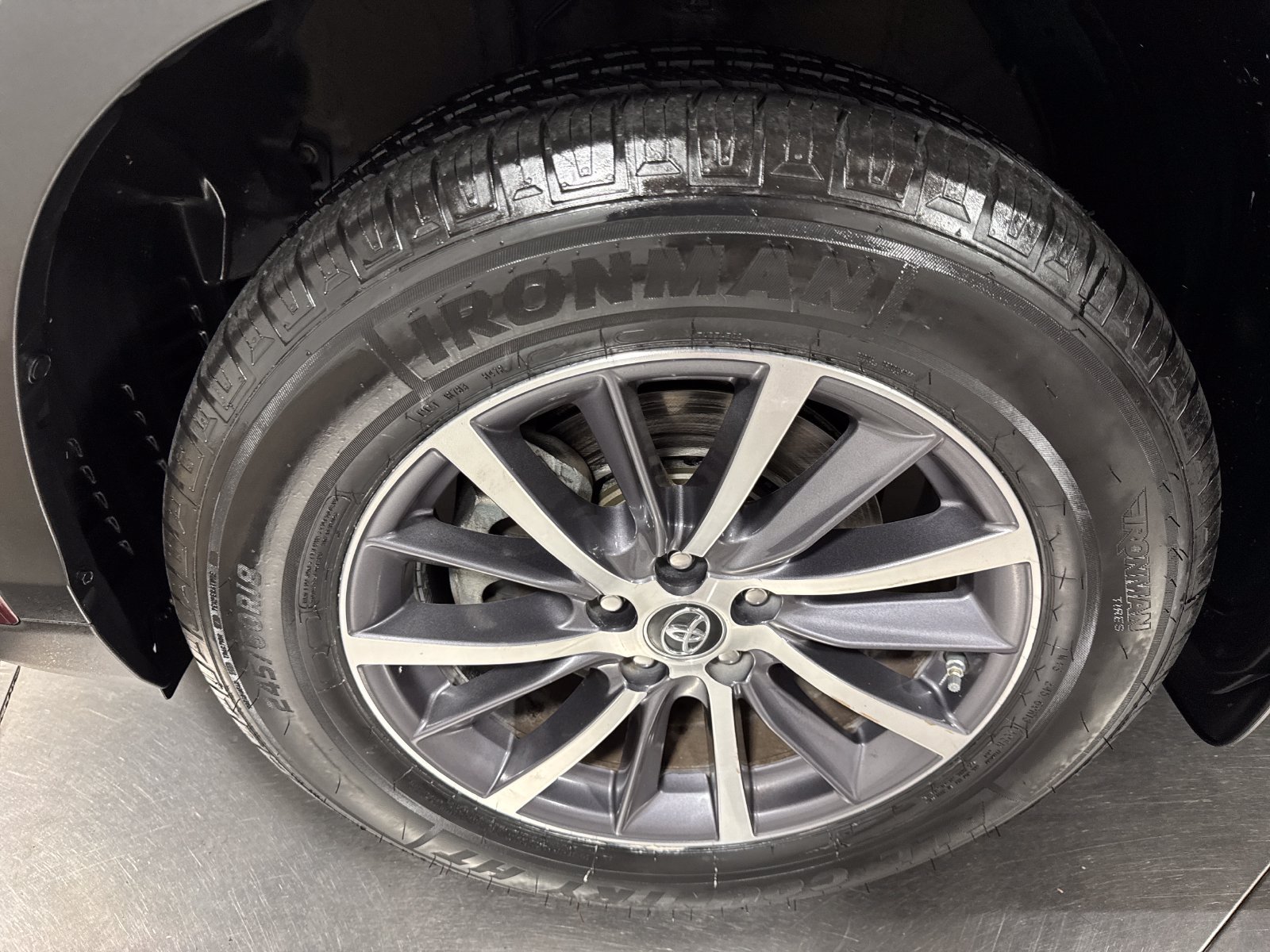 Used 2019 Toyota Highlander XLE w/ Carpet Mat Package (TMS) AWD/4WD image 2