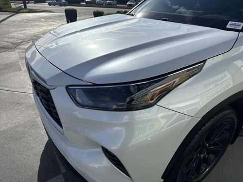 Used 2024 Toyota Highlander XLE image 6