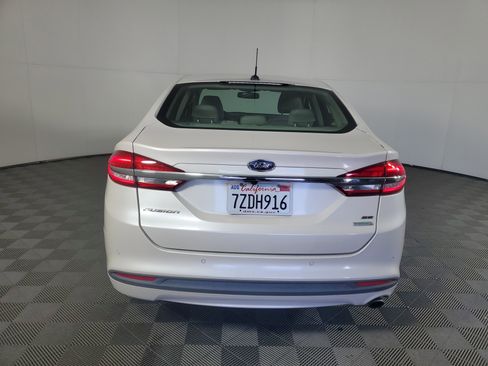 Used 2017 Ford Fusion SE w/ Fusion SE Technology Package image 5