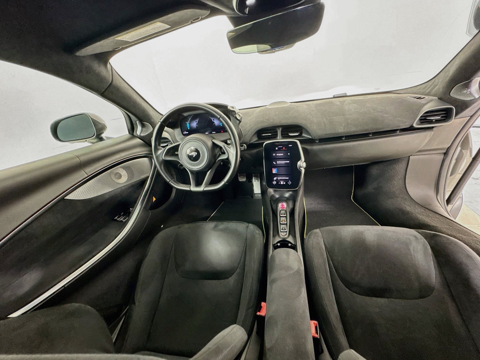 Used 2023 McLaren Artura RWD image 21