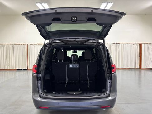 Used 2021 Chrysler Pacifica Touring w/ S Appearance Package FWD image 9