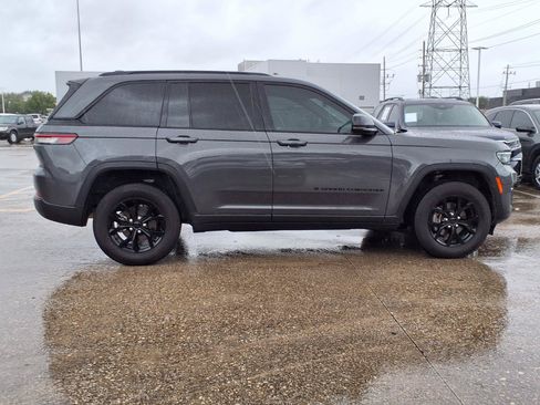 Used 2025 Jeep Grand Cherokee Altitude AWD/4WD image 25