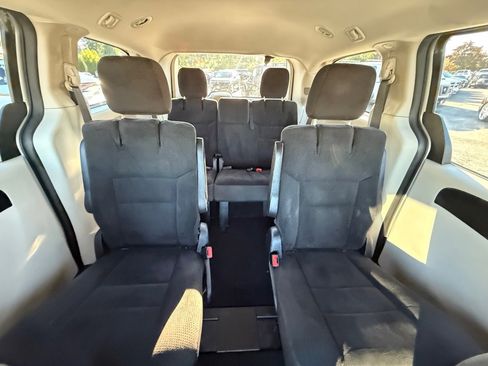 Used 2019 Dodge Grand Caravan SE w/ UConnect Hands-Free Group image 12