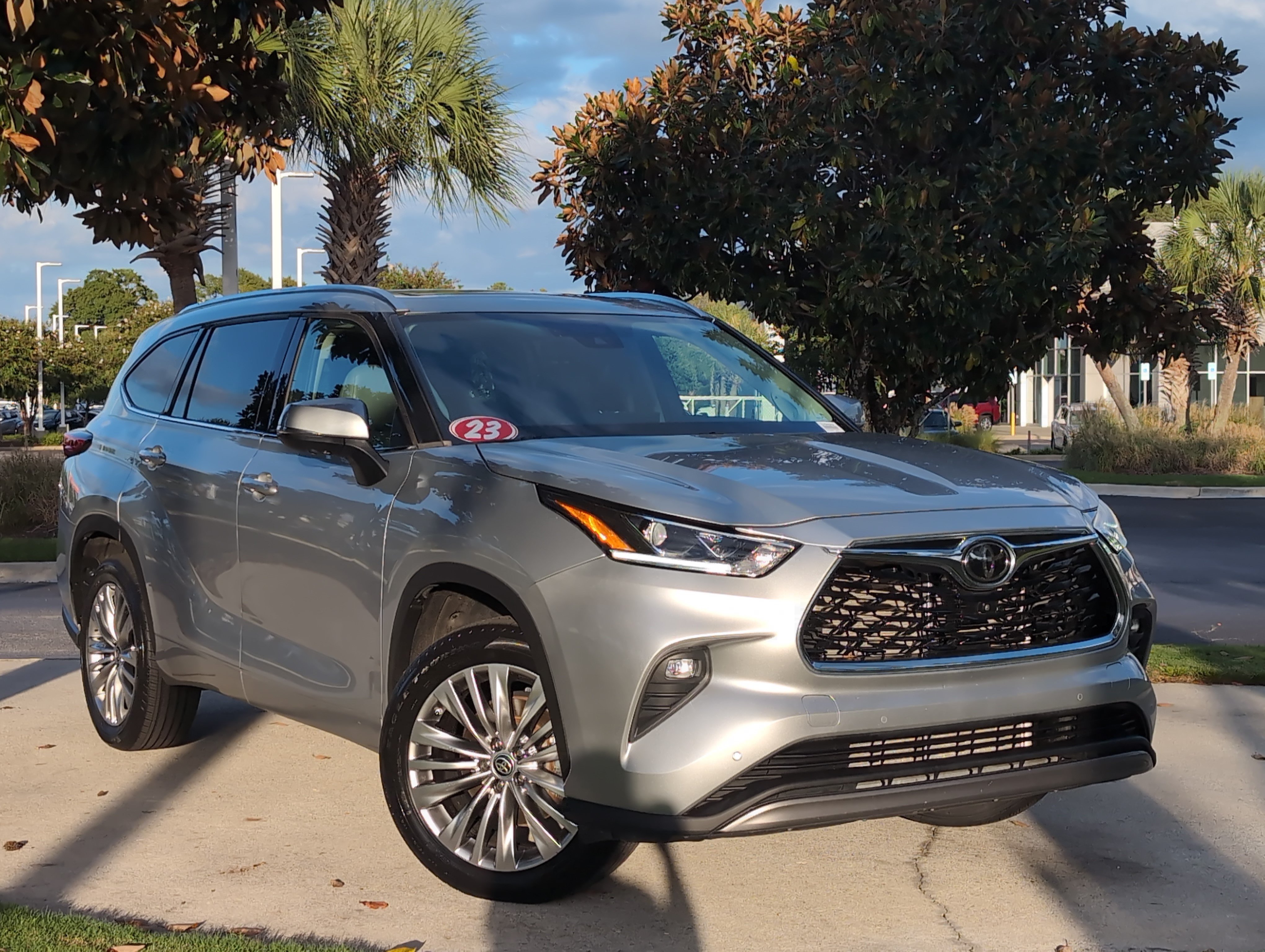 Used 2023 Toyota Highlander Platinum FWD image 2