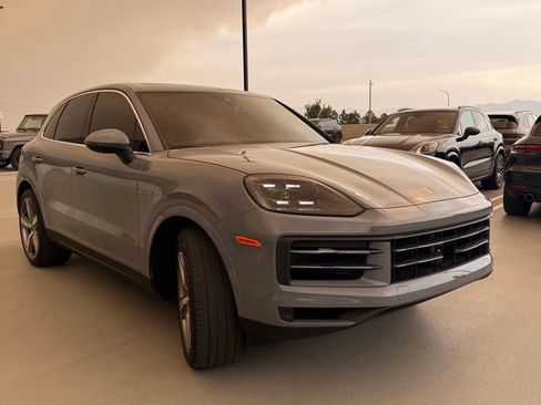 Certified 2024 Porsche Cayenne AWD/4WD image 5