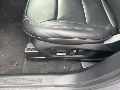 Used 2022 Ford Explorer XLT w/ Equipment Group 202A image 8